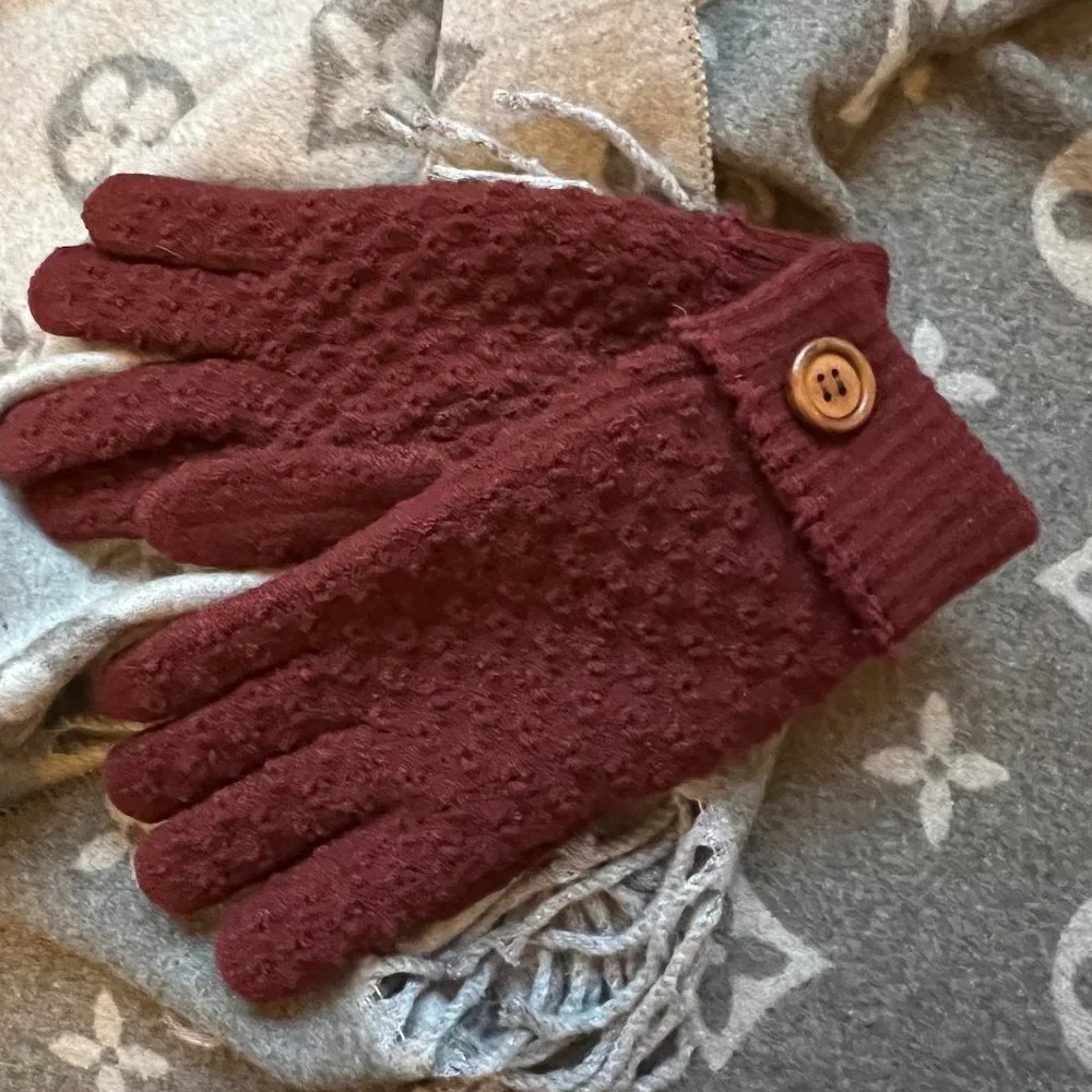 Women’s Winter Warm Gloves Fleece W/ Button Details in Wine